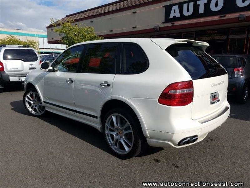 Porsche Cayenne GTS cu transmisie manuala