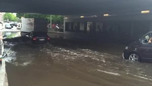 Porsche Cayenne ramas blocat in apa