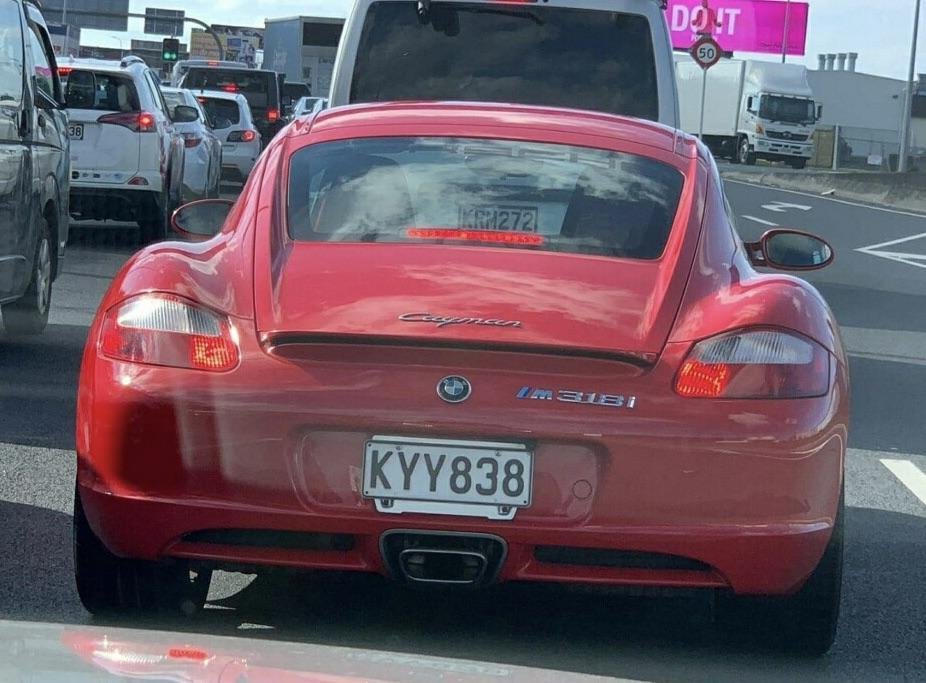 Porsche Cayman cu logo M318i