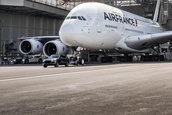 Porsche-le Cayenne tracteaza Airbus-ul A380