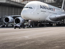 Porsche-le Cayenne tracteaza Airbus-ul A380