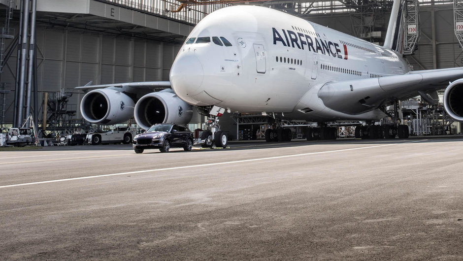 Porsche-le Cayenne tracteaza Airbus-ul A380