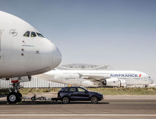 Porsche-le Cayenne tracteaza Airbus-ul A380
