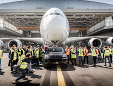 Porsche-le Cayenne tracteaza Airbus-ul A380