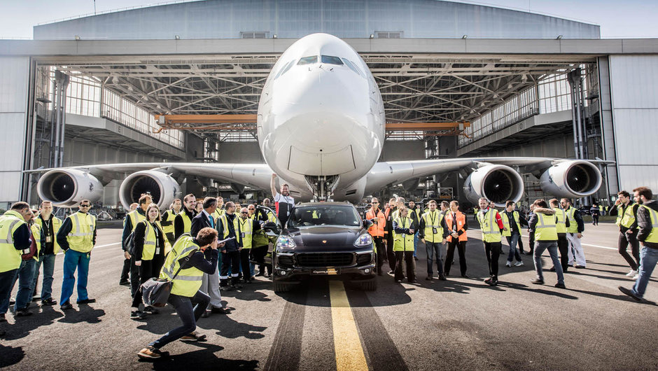 Porsche-le Cayenne tracteaza Airbus-ul A380