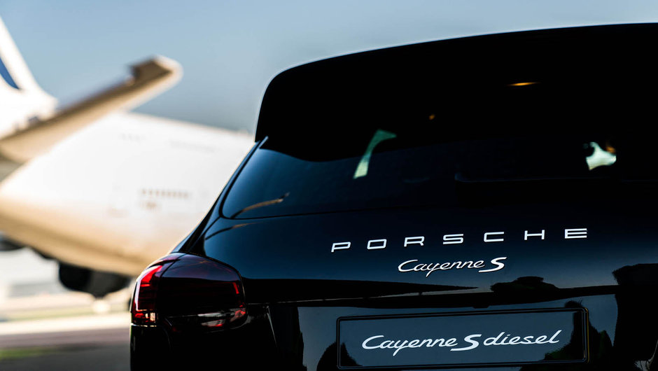 Porsche-le Cayenne tracteaza Airbus-ul A380