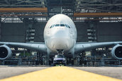 Porsche-le Cayenne tracteaza Airbus-ul A380
