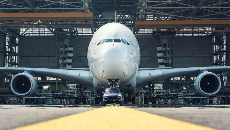 Porsche-le Cayenne tracteaza Airbus-ul A380