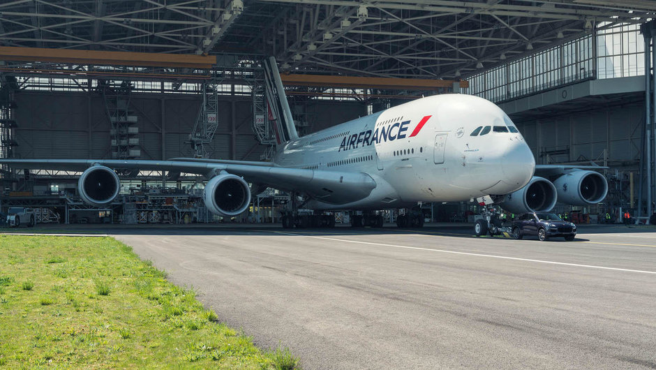 Porsche-le Cayenne tracteaza Airbus-ul A380