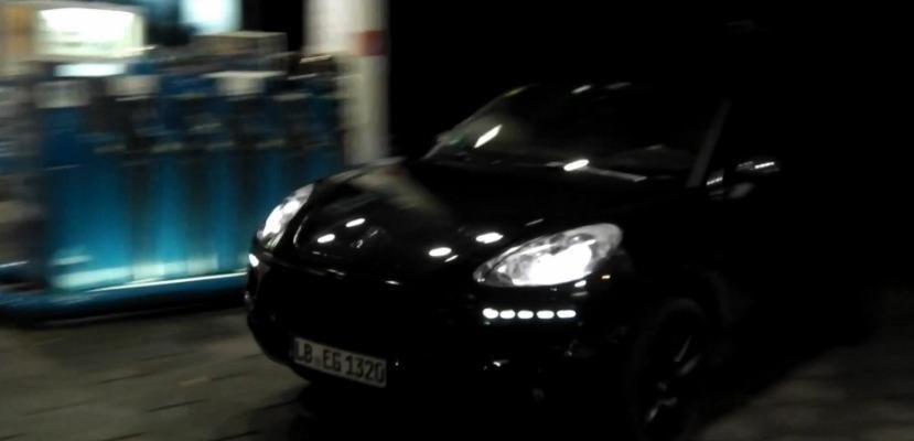 Porsche Macan 2013, surprins necamuflat intr-o benzinarie
