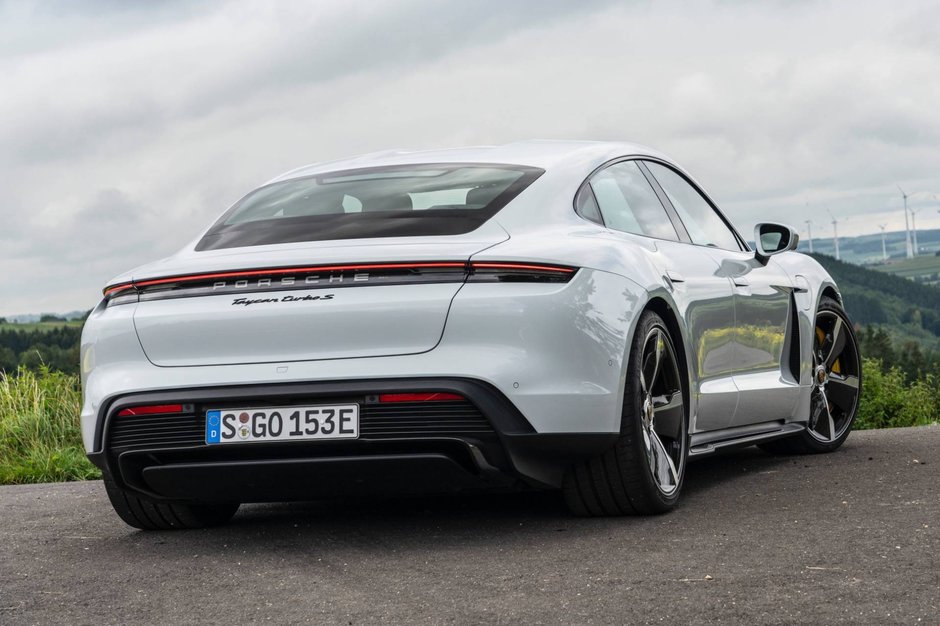 Porsche Taycan Turbo si Turbo S