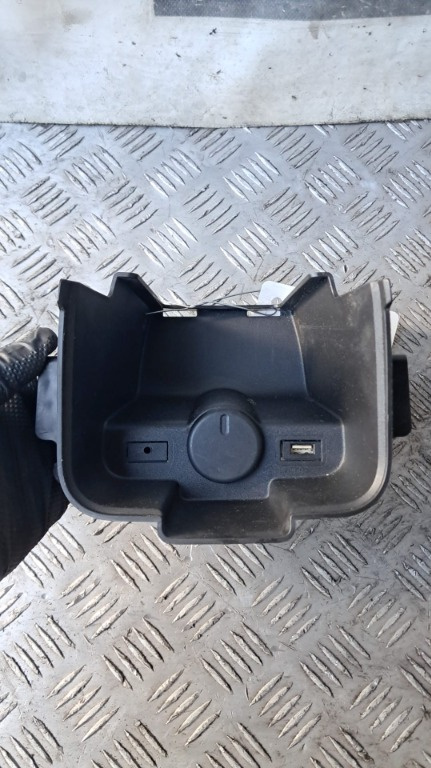 Port usb + auxiliar Opel Astra J an 2011 cod 13262614 / 13262613