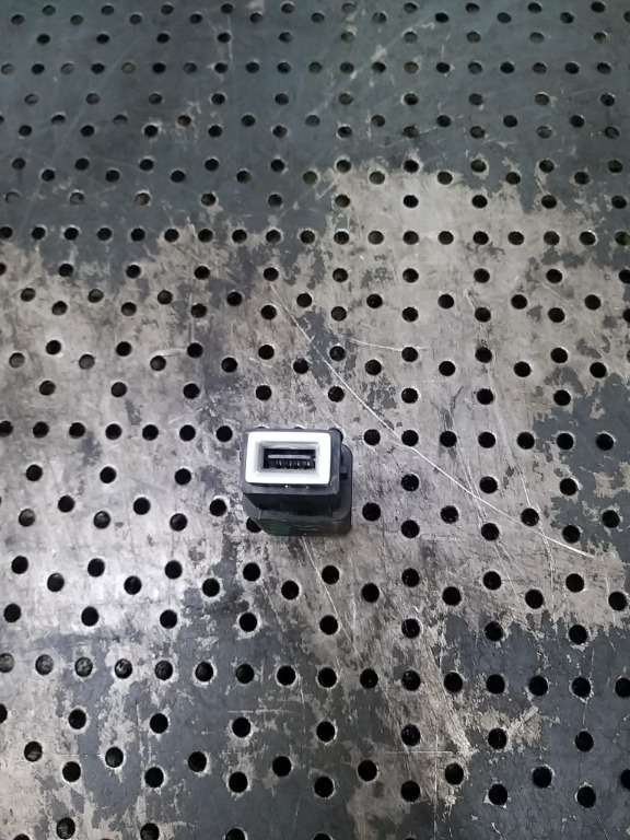 Port usb citroen c5 aircross 98217039dx 9824334377
