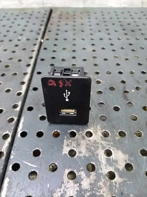 Port usb mitsubishi asx 8718a042