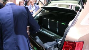Portbagajul lui Bentley Bentayga ascunde multa sampanie Dom Perignon si tacamuri din argint