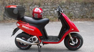 pot conduce un scuter cu numere de romania (nr de la primarie) in italia aveti careva ideeie ?