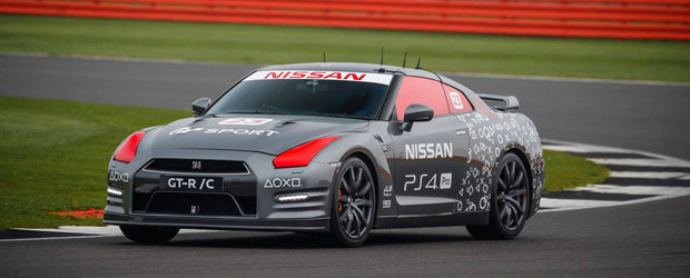 Poti sa uiti de scoala de soferi. Acest Nissan GT-R se conduce cu maneta de PlayStation