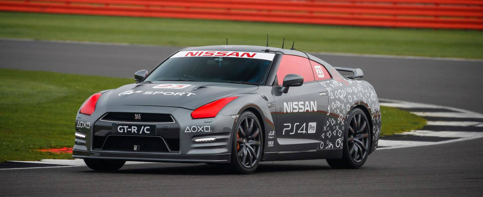 Poti sa uiti de scoala de soferi. Acest Nissan GT-R se conduce cu maneta de PlayStation