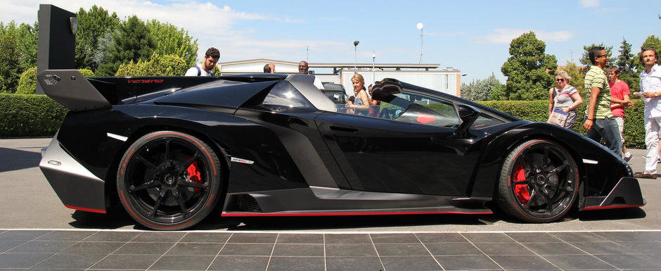 Poze Reale: Noul Veneno Roadster arata demential pe negru