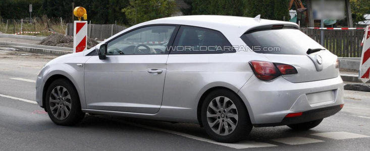 Poze Spion: Seat ascunde noul Leon in trei usi sub caroseria de Opel Astra