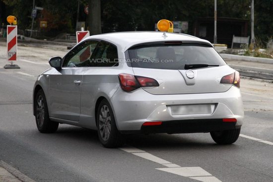 Poze Spion: Seat ascunde noul Leon in trei usi sub caroseria de Opel Astra