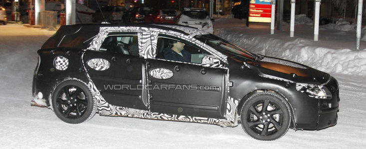 Poze Spion: Volvo testeaza noul V40 Poze Spion: Volvo testeaza noul V40
