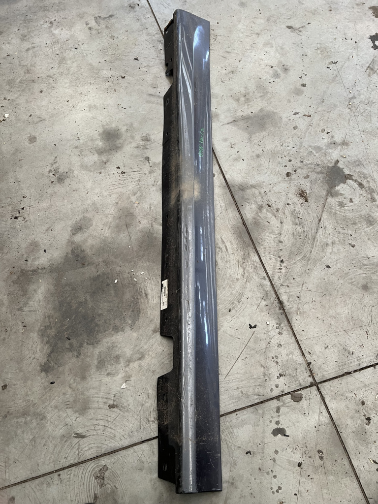 Prag dreapta plastic BMW Seria 3 E90 - Motorina 2010, CU DEFECT