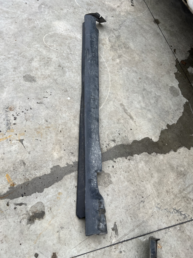 Prag dreapta plastic Jeep Cherokee - Motorina 2015, CU DEFECT