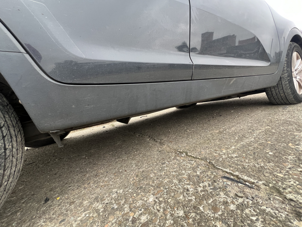 Prag dreapta plastic Kia Sportage 1.7 Motorina 2012
