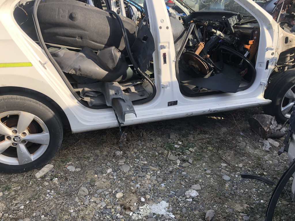 Prag dreapta tabla Skoda Rapid Berlina 2014