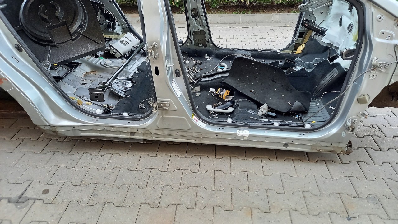 PRAG DREAPTA TOYOTA AVENSIS AVENSIS - - (2008 2012)