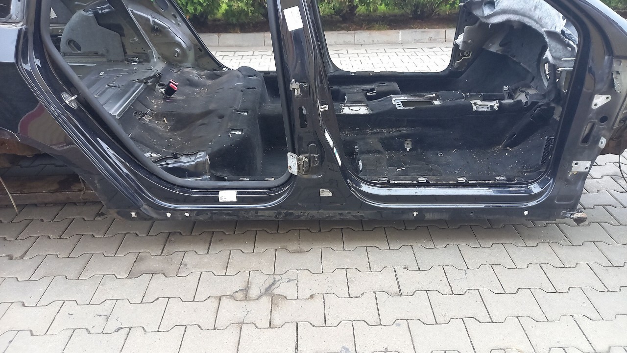 PRAG DREAPTA VW PASSAT - - (2005 2010)