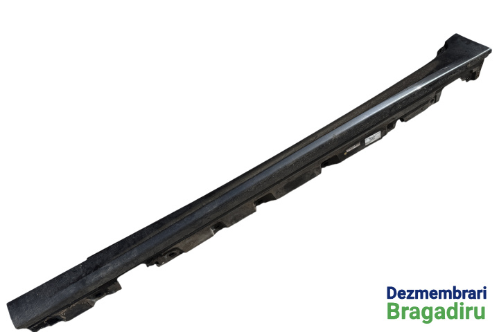 Prag ornament exterior stanga Pachet M, Cod culoare B90 Sophisto Grey Brilliant Effect metalizat Cod: 7903887, 51.77-7903887 7903887, 51.77-7903887 BMW Seria 5 F11 [2009 - 2013] Touring wagon 520 d Steptronic (184 hp) Cod motor: N47T, Cod culoare: B9