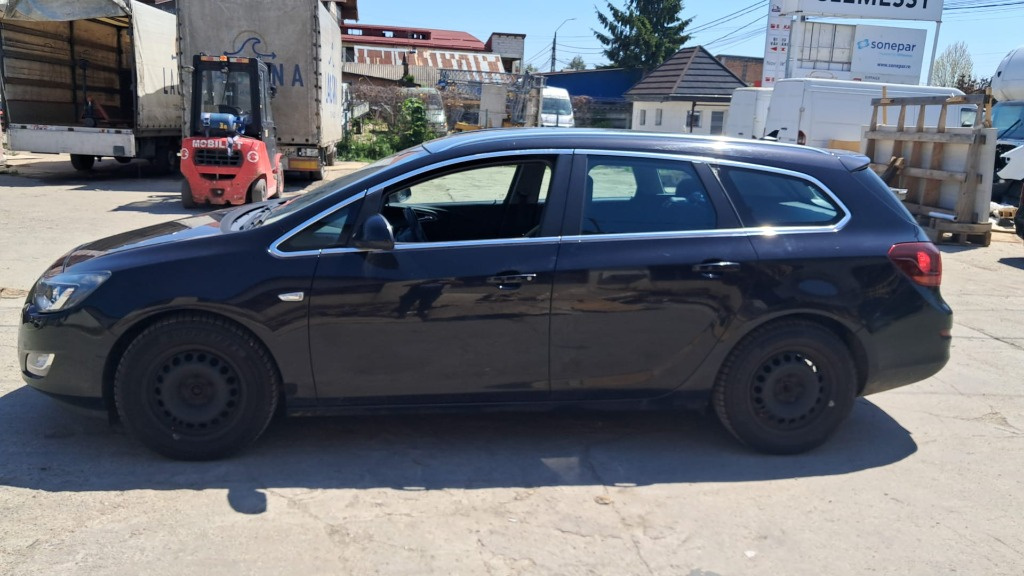 Prag + stalp Opel Astra J combi 1.4 turbo an 2011