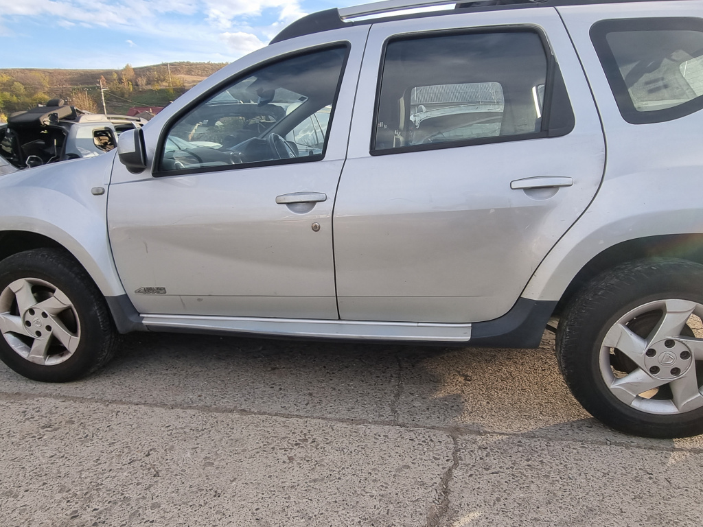 Prag stanga plastic Dacia Duster - Motorina 2013, CU DEFECT