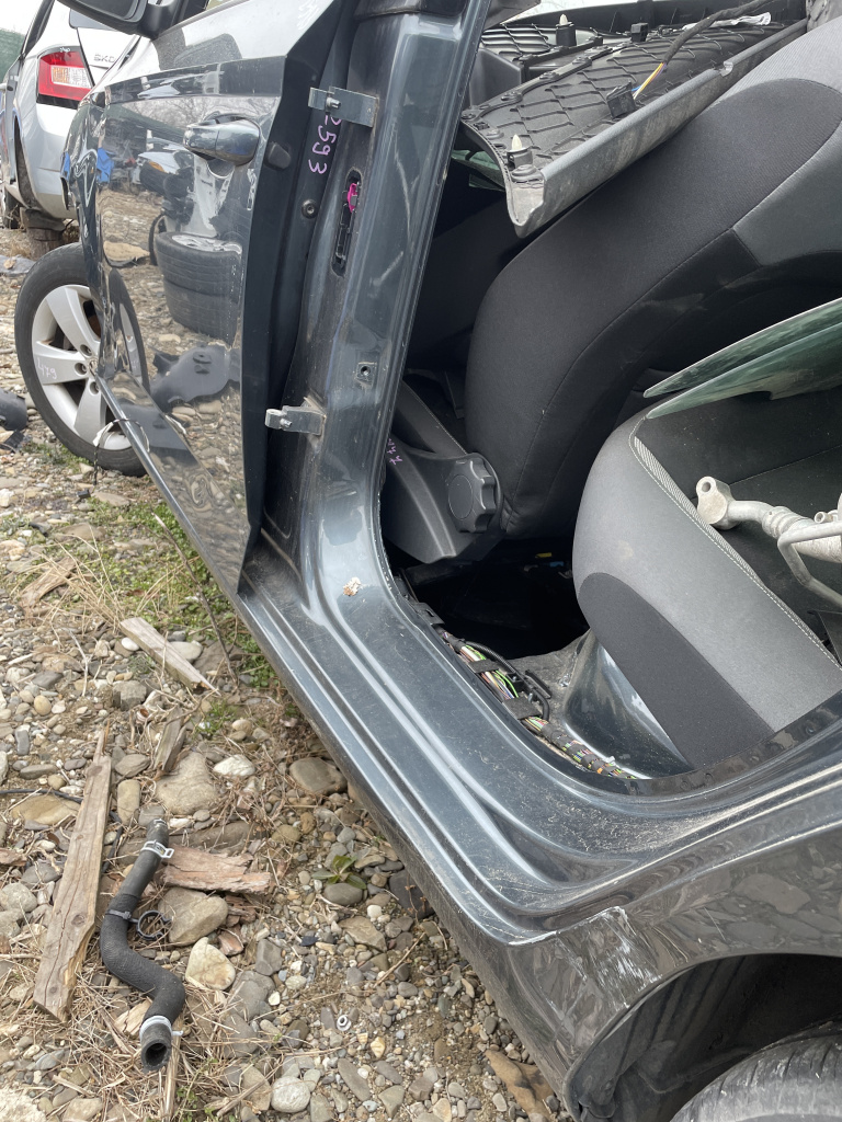 Prag stanga tabla Skoda Fabia 3 Hatchback 2015, CU MIC DEFECT