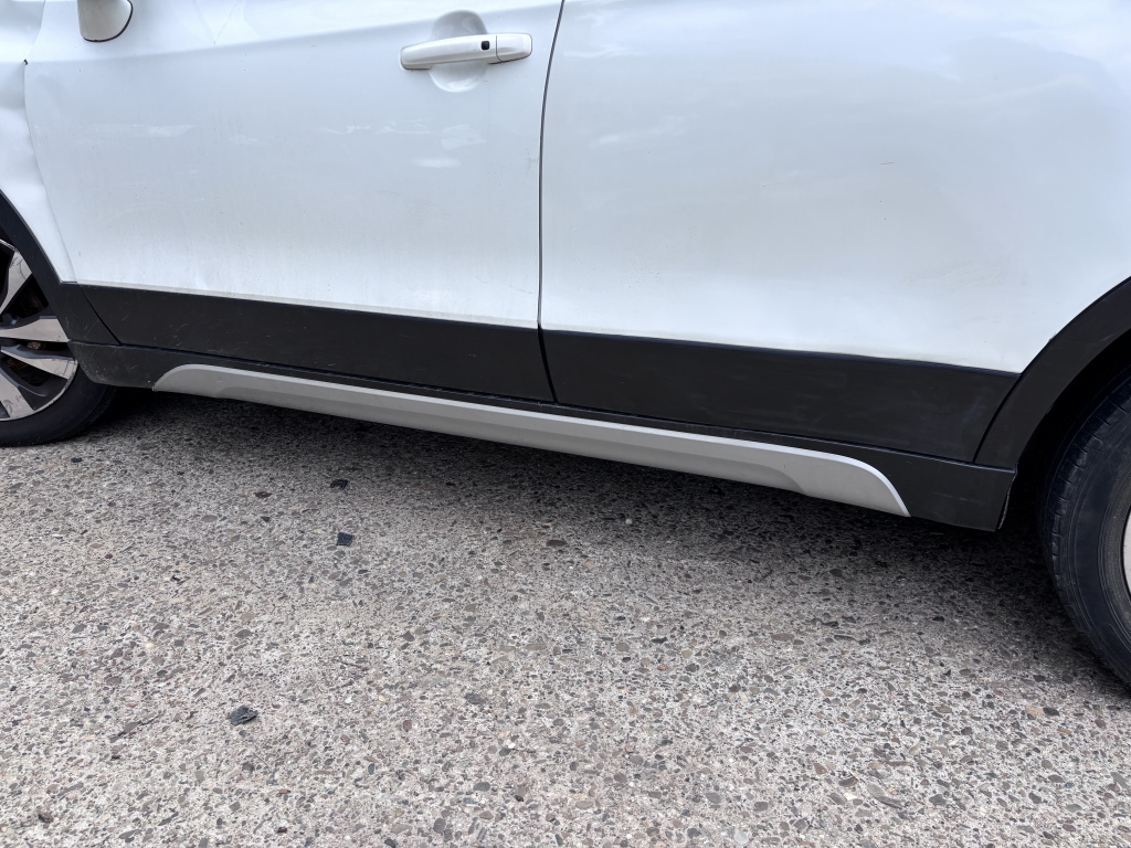 Prag stanga tabla Suzuki SX4 1.0 Benzina 2018, -