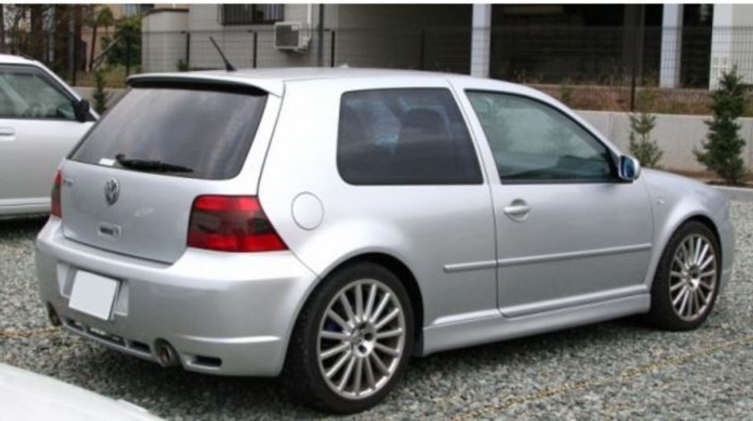PRAGURI LATERALE GOLF 4 3 USI MODEL R32-LOOK