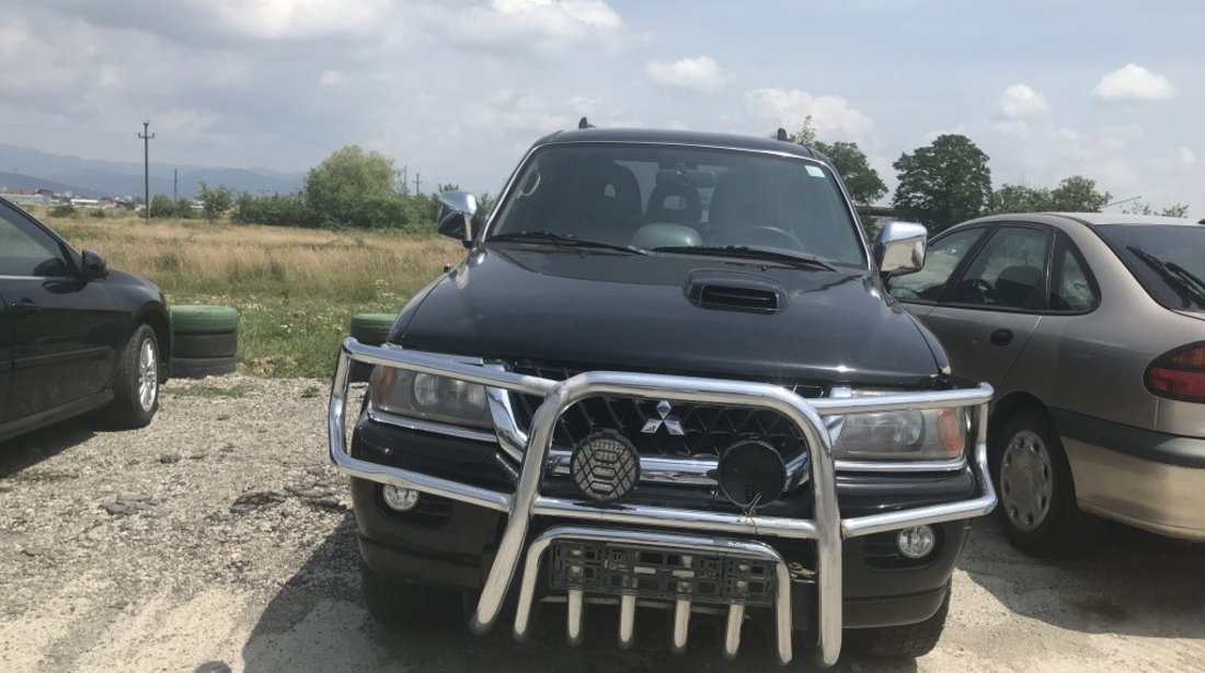 Praguri Mitsubishi Pajero 2004 suv 2.5