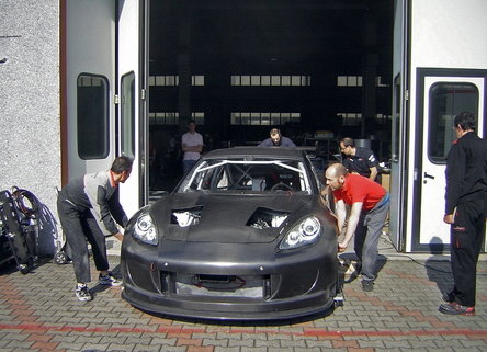 PREMIERA! Porsche Panamera de curse!