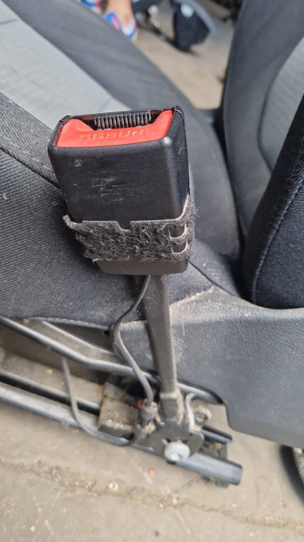 Pretensioner centura dreapta Skoda Superb 2 cod 3T0858471