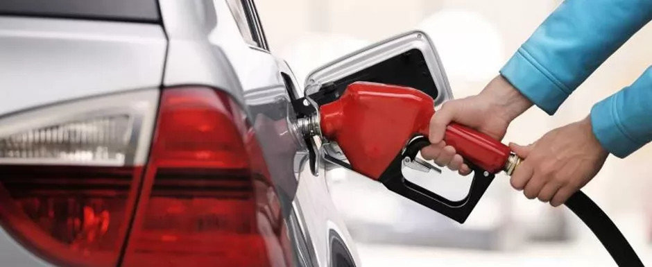 Pretul benzinei si al motorinei a crescut luni, dupa ce Guvernul a marit din nou, pentru a doua oara in 2024, accizele la carburanti