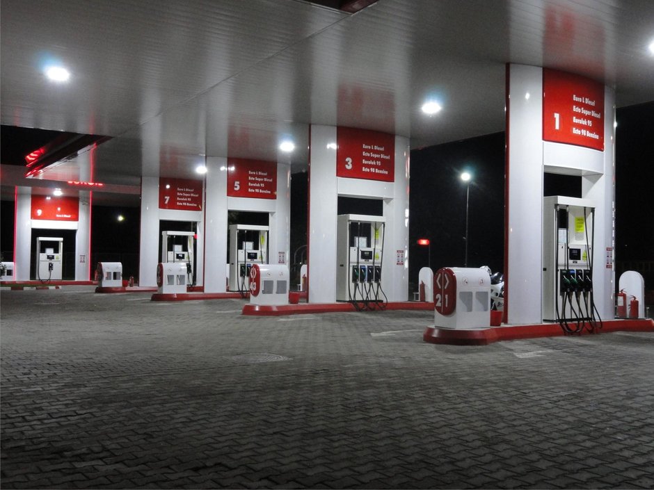 Pretul petrolului scade. In Romania, carburantul stagneaza la 5 lei Pretul petrolului scade. In Romania, carburantul stagneaza la 5 lei