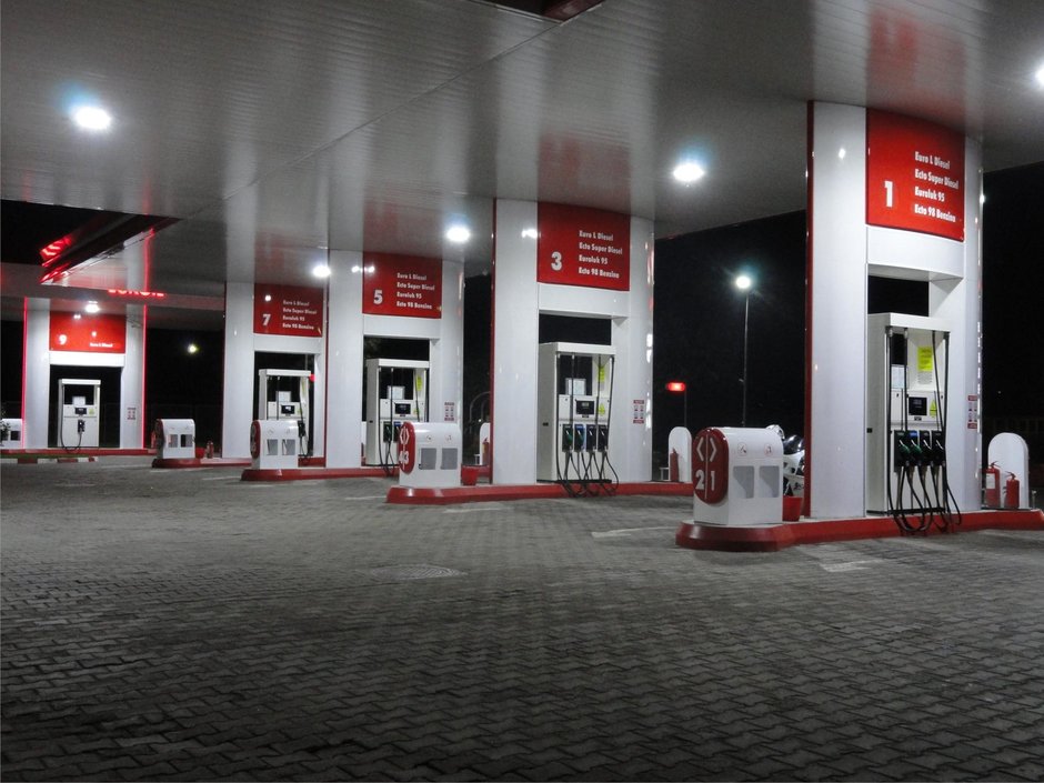 Pretul petrolului scade. In Romania, carburantul stagneaza la 5 lei