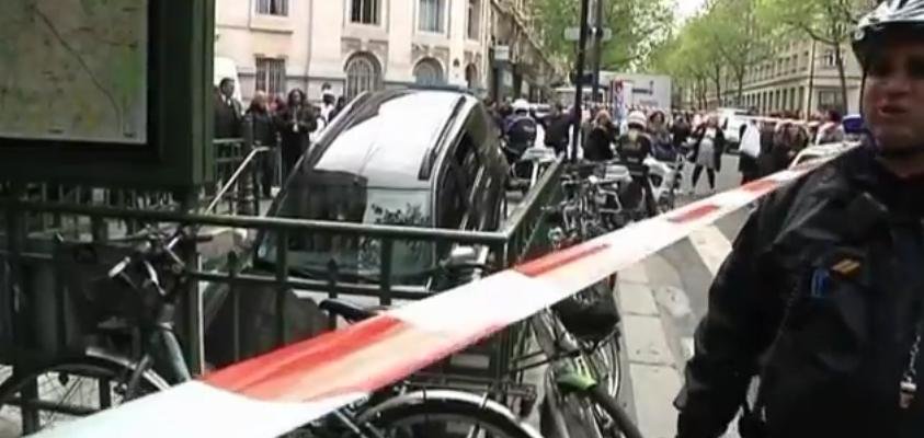 Prima Dacia Duster vedeta la nivel international - un sofer a parcat un Duster in statia de metrou din Paris Prima Dacia Duster vedeta la nivel international - un sofer a parcat un Duster in statia de metrou din Paris