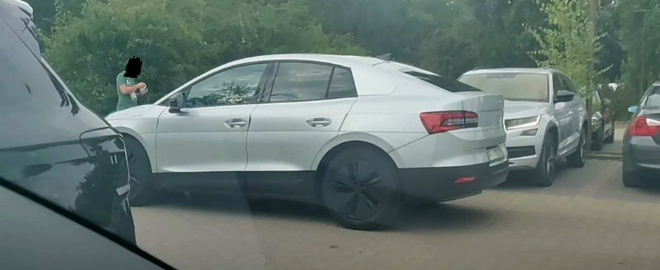 Prima Skoda cu tractiune spate din istoria lumii moderne va primi curand si o versiune Coupe. Noua masina, surprinsa complet necamuflata in teste