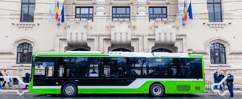 Primele autobuze electrice au intrat pe traseu in Bucuresti. Acestea sunt dotate cu wi-fi, prize de incarcare pentru telefoane si sistem de climatizare performant