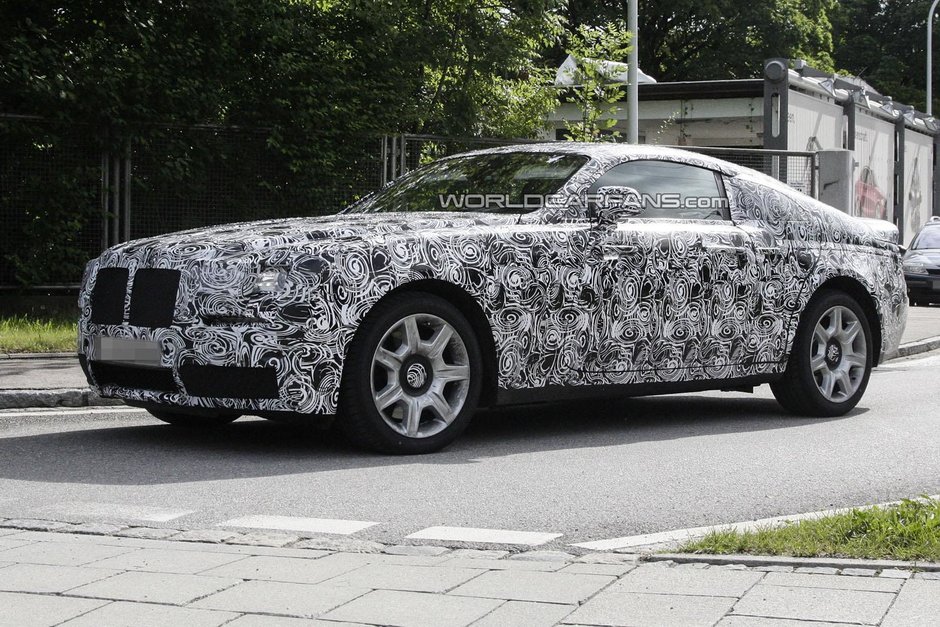 Primele imagini spion cu viitorul Rolls-Royce Ghost Coupe