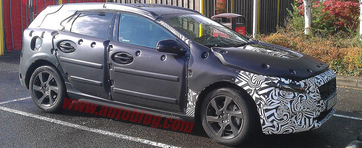 Primele poze spion cu viitorul Volvo V30 Primele poze spion cu viitorul Volvo V30