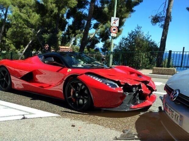 Primul accident cu noul Ferrari LaFerrari